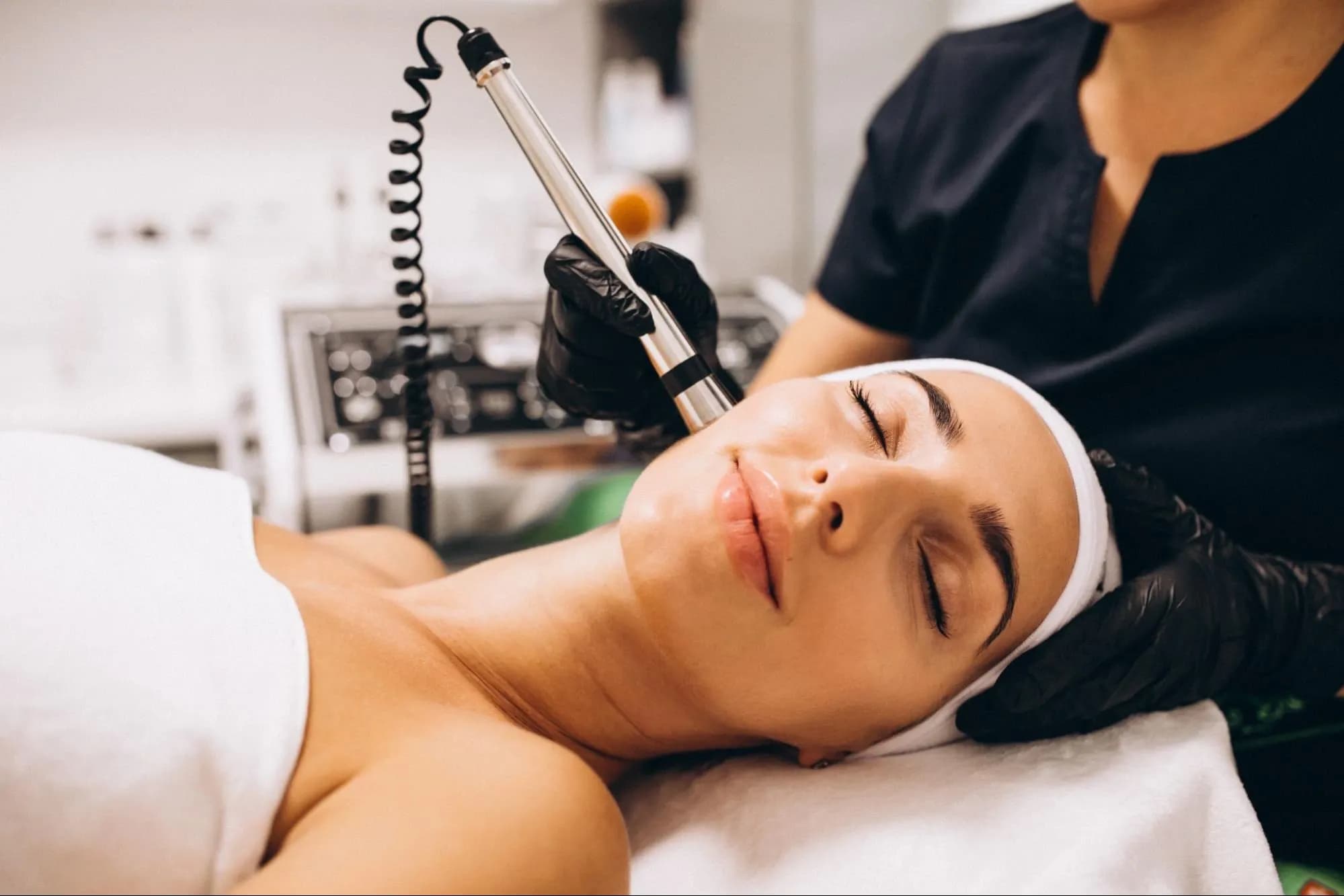 Hero picture showcasing What is a HydraFacial treatment – a close-up of a non-invasive skincare procedure.